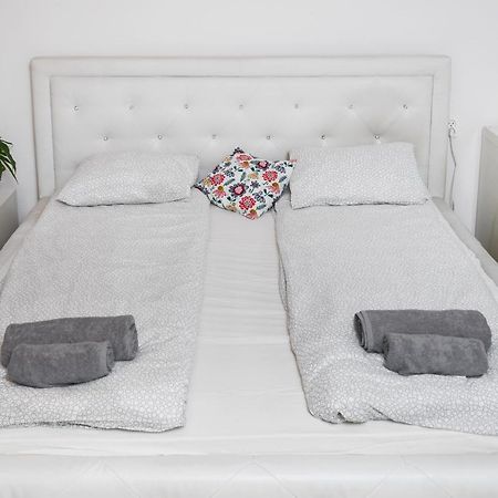 Sunshine Parkside Hideaway - 3 Bedroom - By Upstairs Krasków Εξωτερικό φωτογραφία
