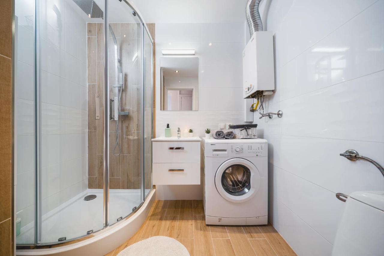 Sunshine Parkside Hideaway - 3 Bedroom - By Upstairs Krasków Εξωτερικό φωτογραφία