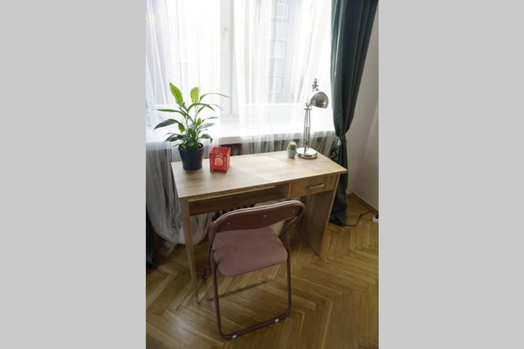 Sunshine Parkside Hideaway - 3 Bedroom - By Upstairs Krasków Εξωτερικό φωτογραφία